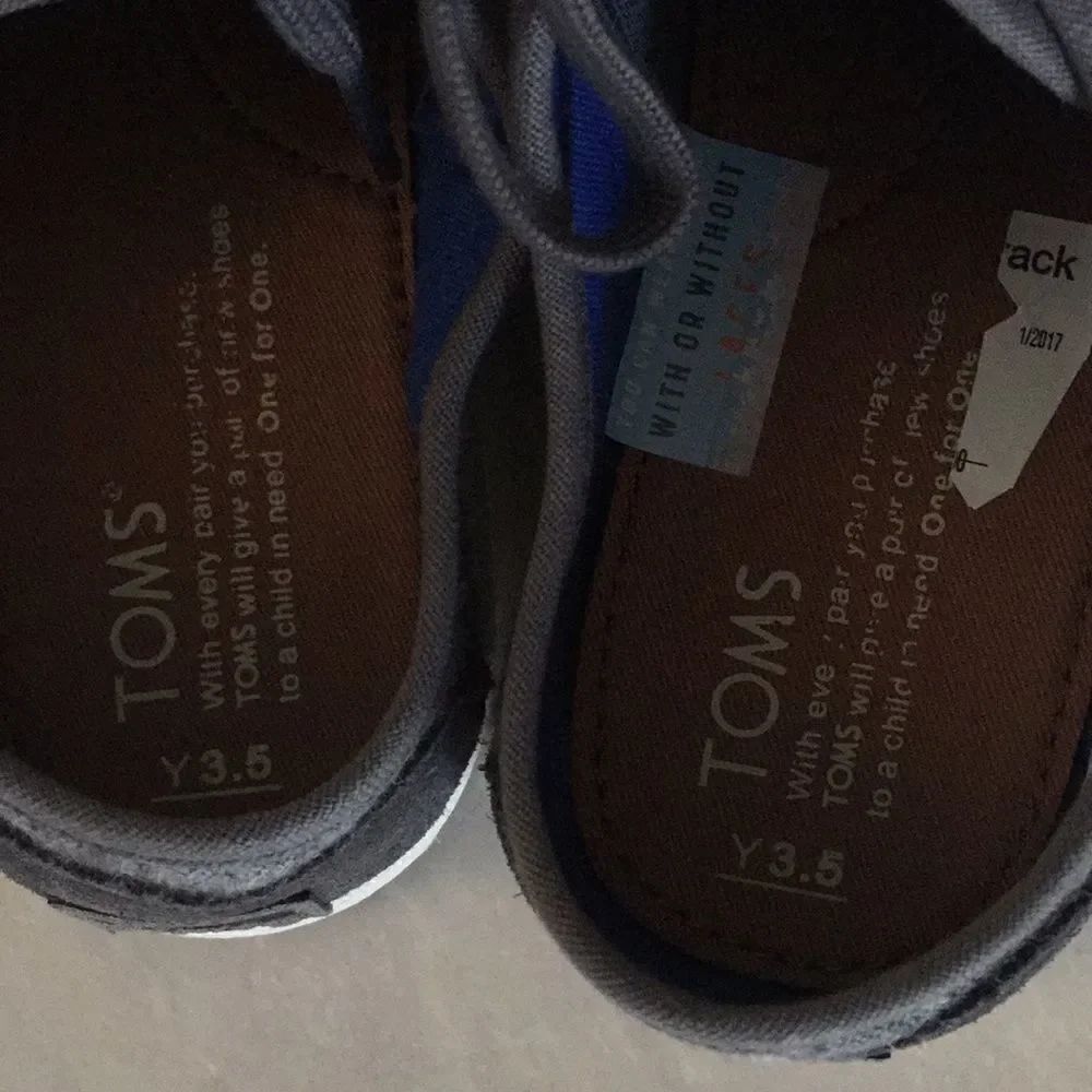 🎉1 hr Sale 🎉Boy toms shoes 💙 - Picture 4 of 6